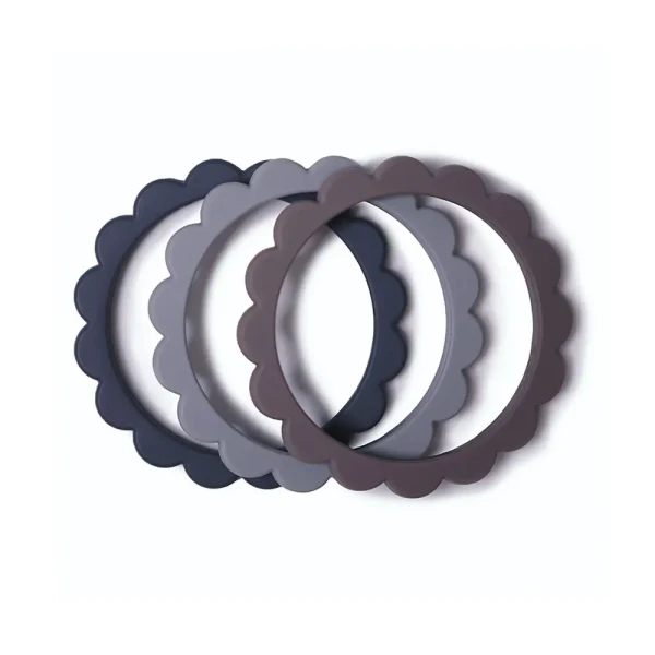 Mushie náramkové hryzátko zo silikónu FLOWER Steel / Dove Gray / Stone