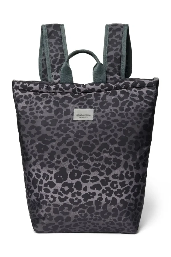 STUDIO NOOS - Puffy Adult BACKPACK - batoh Black Leopard